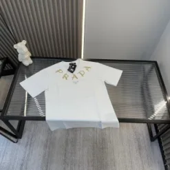 Luxuriöse Prada Kurzarmkollektion
