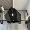 Hochwertige Givenchy-Kollektion mit bestickten Mänteln