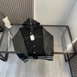 Hochwertige Givenchy-Kollektion mit bestickten Mänteln