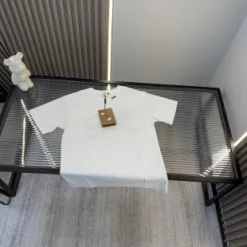 Hochwertiger Burberry-Stil mit kurzen Ärmeln und Stickerei