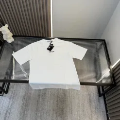Hochwertige Prada Kurzarm-Kollektion mit weißem Logo