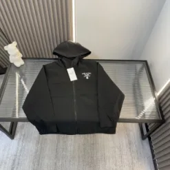 Luxuriöse Prada-Jacken im bestickten Stil