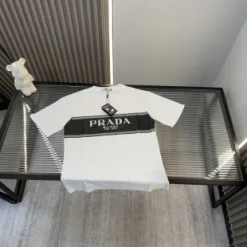 Hochwertiges Prada-Kurzarmshirt im Logo-Stil