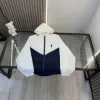 Hochwertige, bestickte Mantelkollektion von Ralph Lauren