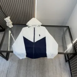 Hochwertige, bestickte Mantelkollektion von Ralph Lauren