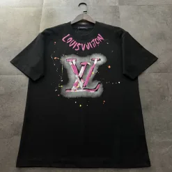 Hochwertiger Louis Vuitton Kurzarm-Baumwoll-Print im schwarzen Stil