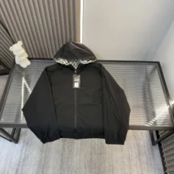 Hochwertiger Burberry-Mantel im bestickten Stil