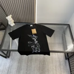 Luxuriöse Burberry Kurzarmkollektion