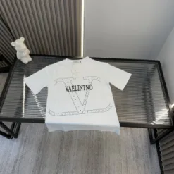 Hochwertige Valentino-Kollektion mit kurzen Ärmeln