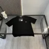 Luxuriöse Prada-Kollektion mit kurzen Ärmeln und rosa Stickereien