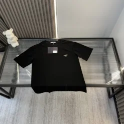 Luxuriöse Prada-Kollektion mit kurzen Ärmeln und rosa Stickereien