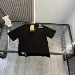 Luxuriöse Burberry-Kollektion mit kurzen Ärmeln und Stickereien