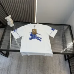 Luxuriöse Burberry-Kollektion mit kurzen Ärmeln und Stickereien