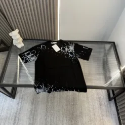 Hochwertiger Dior-Print im Kurzarmstil