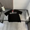 Luxuriöse Gucci-Kollektion mit kurzen Ärmeln und Stickereien