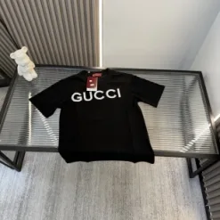Luxuriöse Gucci-Kollektion mit kurzen Ärmeln und Stickereien