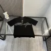 Hochwertige Armani-Kollektion mit kurzen Ärmeln und Stickereien