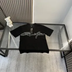 Hochwertige Armani-Kollektion mit kurzen Ärmeln und Stickereien
