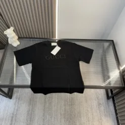 Luxuriöse Gucci-Kollektion mit kurzen Ärmeln und Stickereien