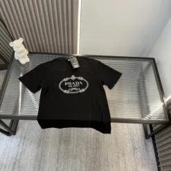 Bestseller der Prada-Kollektion mit kurzen Ärmeln und Stickereien