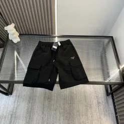 Luxus Prada Shorts Rote Lederkollektion