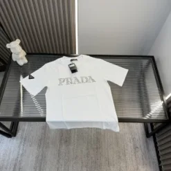 Luxuriöse Prada Kurzarm-Strasskollektion