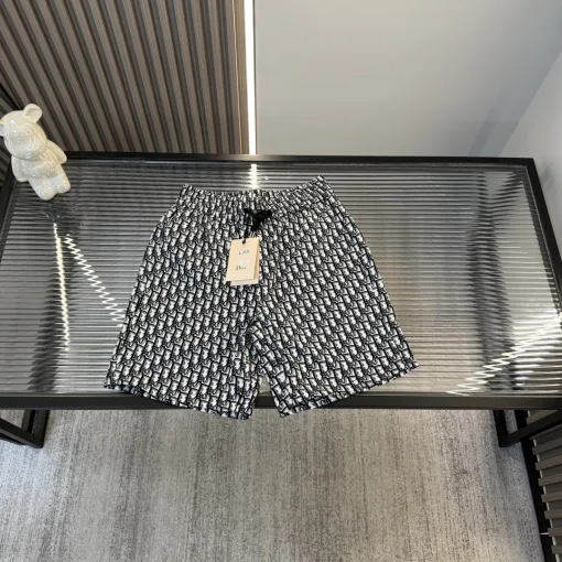 Hochwertige Dior-Shorts im Monogramm-Stil