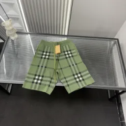 Bestseller Burberry Shorts im Strickkaro-Stil