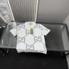 Hochwertiger Gucci-Print im Kurzarm-Stil