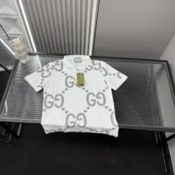 Hochwertiger Gucci-Print im Kurzarm-Stil