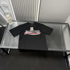 Luxuriöse Balenciaga Kurzarmkollektion