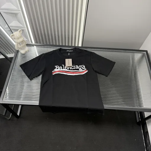 Luxuriöse Balenciaga Kurzarmkollektion
