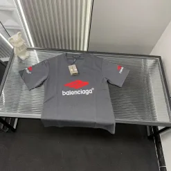Hochwertiger Balenciaga-Stil mit kurzen Ärmeln und Stickerei