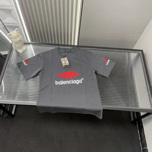 Hochwertiger Balenciaga-Stil mit kurzen Ärmeln und Stickerei