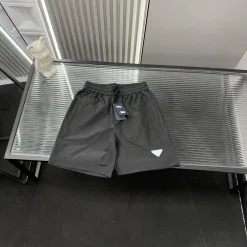 Luxuriöser Prada-Shorts-Stil