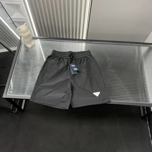 Luxuriöser Prada-Shorts-Stil