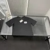 Hochwertige Balenciaga-Kollektion mit kurzen Ärmeln und Stickereien