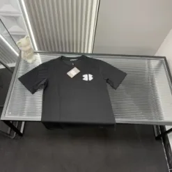 Hochwertige Balenciaga-Kollektion mit kurzen Ärmeln und Stickereien
