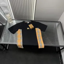 Hochwertige Burberry-Kollektion mit kurzen Ärmeln und Patchwork