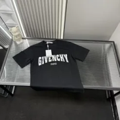Luxuriöser Givenchy-Print im Kurzarmstil