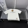 Hochwertige Burberry-Kollektion mit kurzen Ärmeln und Stickereien