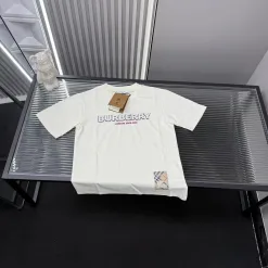 Hochwertige Burberry-Kollektion mit kurzen Ärmeln und Stickereien