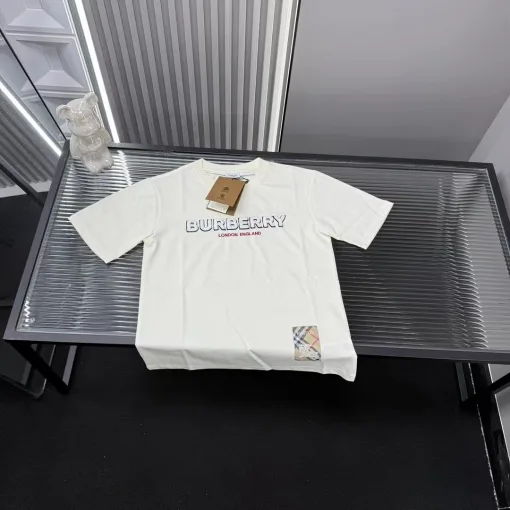 Hochwertige Burberry-Kollektion mit kurzen Ärmeln und Stickereien