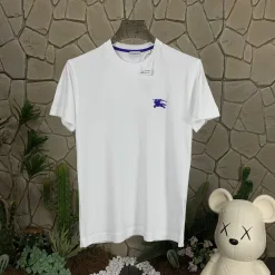 Luxuriöse Burberry-Kollektion mit kurzärmligem Stricklogo