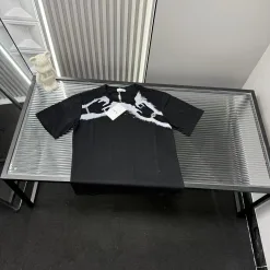 Hochwertiger Dior-Print im Kurzarmstil