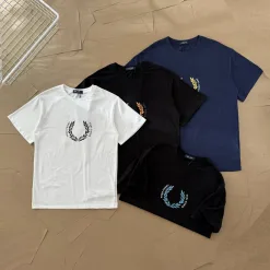Luxuriöse Fred Perry Kurzarm-Kollektion aus weißer Baumwolle mit Logo