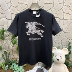 Burberry – Kurzärmliges, schwarzes Baumwoll-Stickerei-Shirt in Premiumqualität