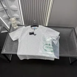 Hochwertige Prada Kurzarm Grau Baumwolle Logo Luxus