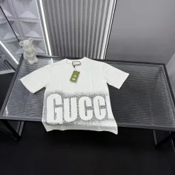 Hochwertiges Gucci-Kurzarmshirt im weißen Logo-Stil