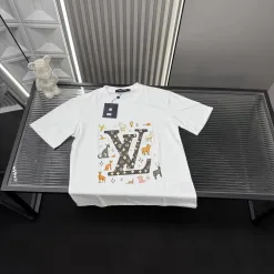 Luxuriöse Louis Vuitton Kurzarm-Kollektion mit weißem Druck